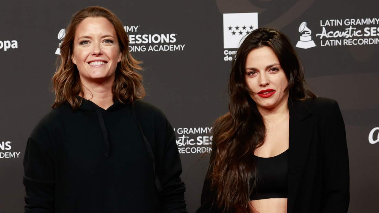 El percance de Martina diRosso, novia de María Casado: con bastón en la alfombra roja de los Latin Grammy Acoustic Sessions