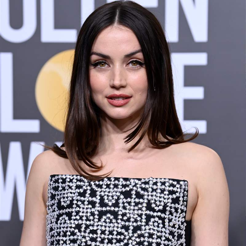 Ana de Armas arrasa en los Globos de Oro con un vestido rompedor de tachuelas y escote cuadrado
