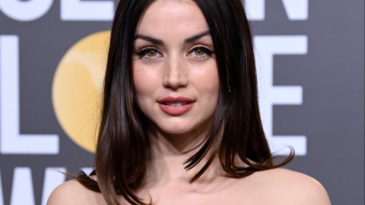 Ana de Armas arrasa en los Globos de Oro con un vestido rompedor de tachuelas y escote cuadrado