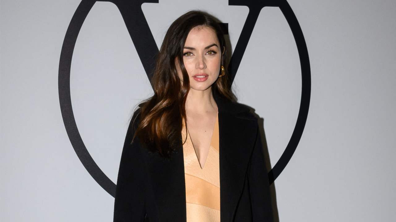 Vestido y botas altas: el look de Ana de Armas que siempre es tendencia en primavera
