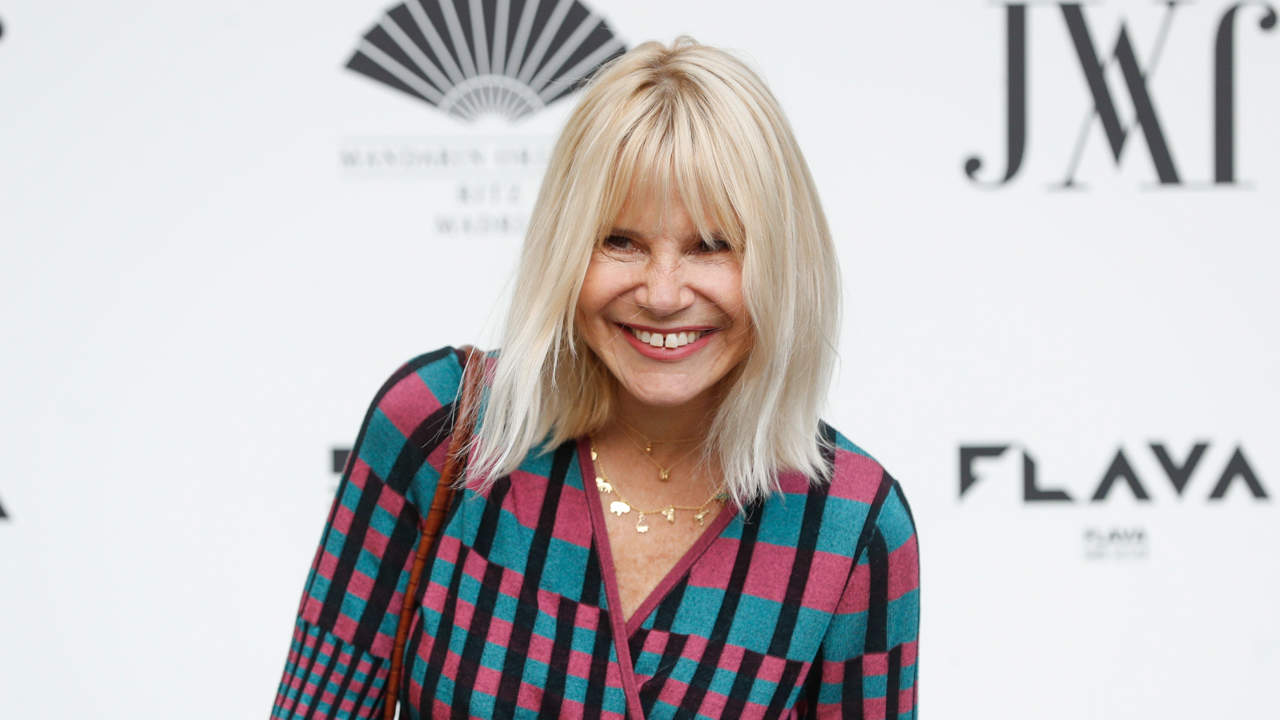 Eugenia Martínez de Irujo lleva el vestido túnica que triunfa entre las +50: holgadito, con print y mangas