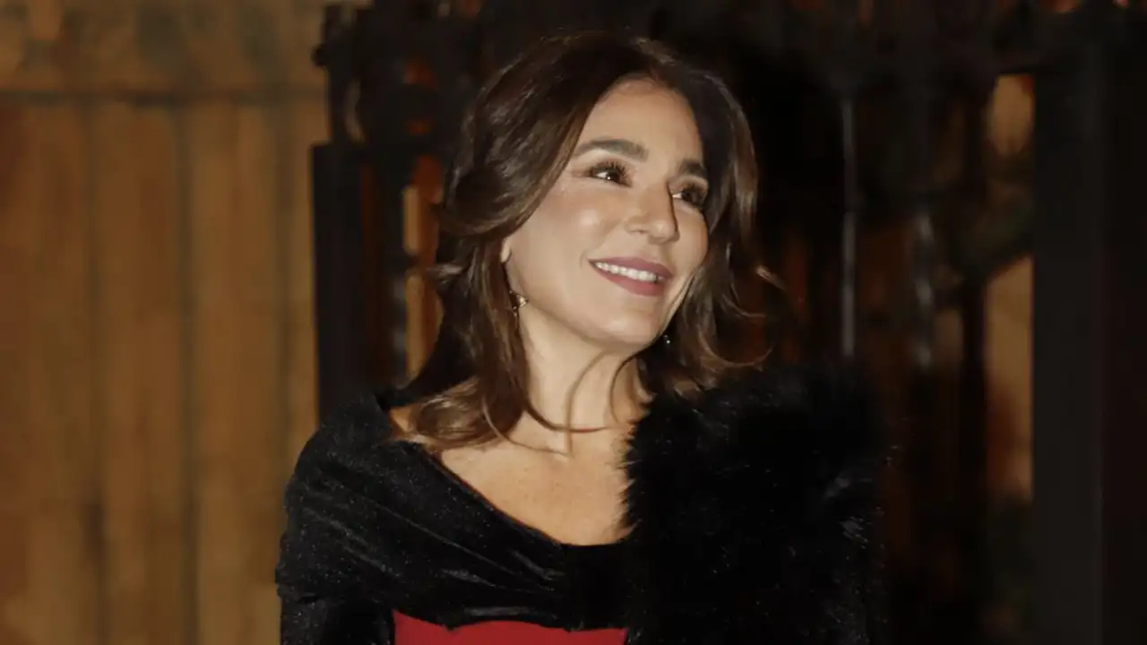 Raquel Bollo es la abuela más moderna y elegante con el vestido peplum con mangas de terciopelo que arrasará esta Navidad