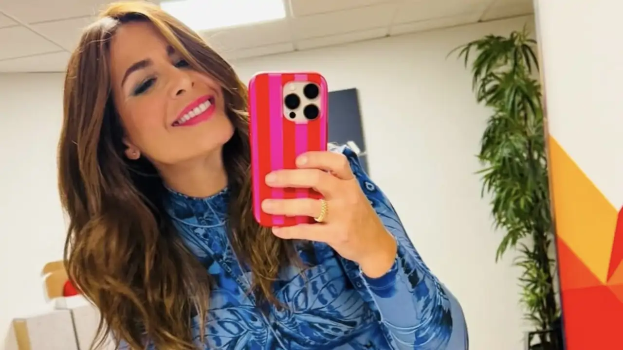 El vestido estampado midi rebajado de Desigual que Nuria Roca ha llevado con botas altas da luz y hace cinturita a los 50