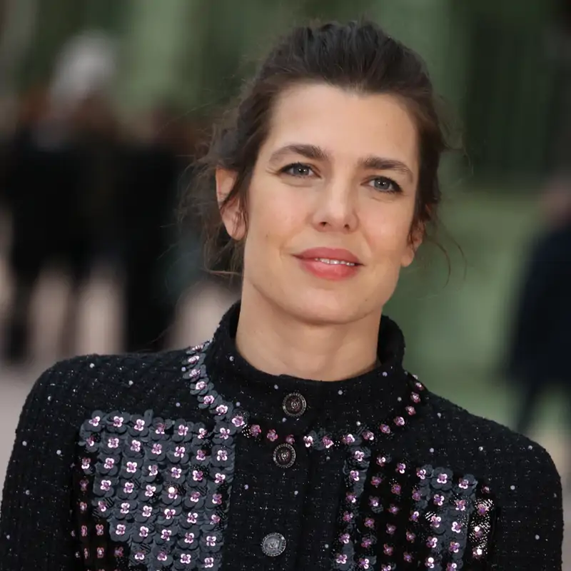 Carlota Casiraghi arrasa en París con el vestido 'mini' de lentejuelas que queda ideal con botas de tacón sensato