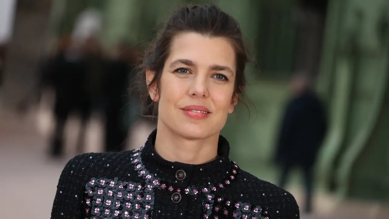 Carlota Casiraghi arrasa en París con el vestido 'mini' de lentejuelas que queda ideal con botas de tacón sensato