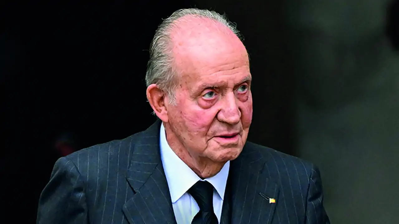 “Juan Carlos tuvo que ir a Lisboa solo, apoyado en el brazo de su asistente, sin que nadie le prestara demasiada atención”
