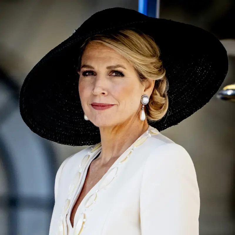 Máxima de Holanda, la más elegante de la Semana Santa con falda de vuelo y pamela de rafia