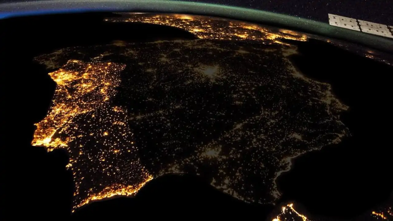 Consecuencias del apagón histórico y generalizado en España: "Se ha restablecido el 99% del suministro eléctrico"