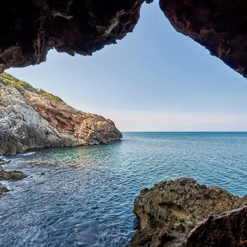 El pueblo con la cala más bonita (e 'instagrameable') de Alicante: casitas blancas con puertas azules y un arroz famosísimo