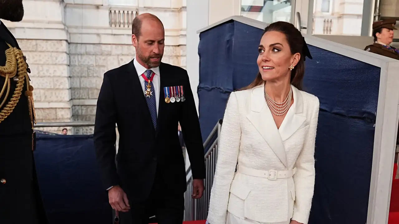 Kate Middleton, espectacular y cariñosa al lado de Guillermo con un dos piezas blanco y collar y pendientes de perlas 
