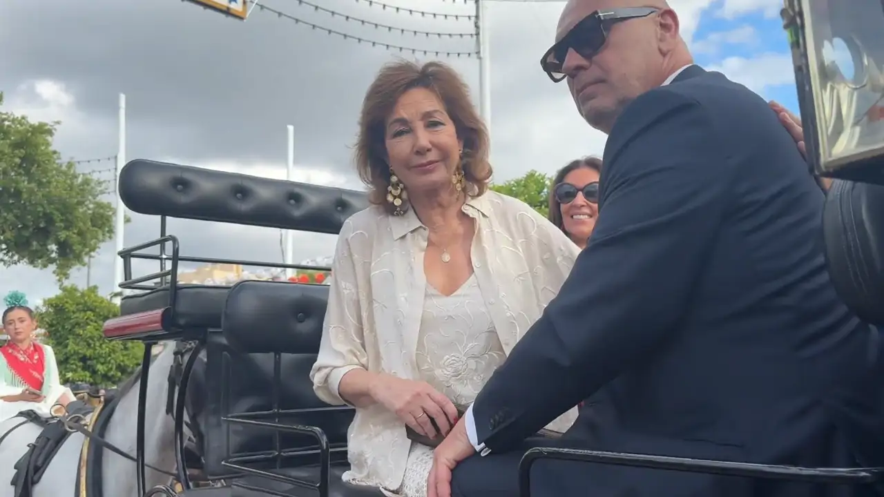 Ana Rosa Quintana se deja ver en la Feria de Abril junto a su marido 