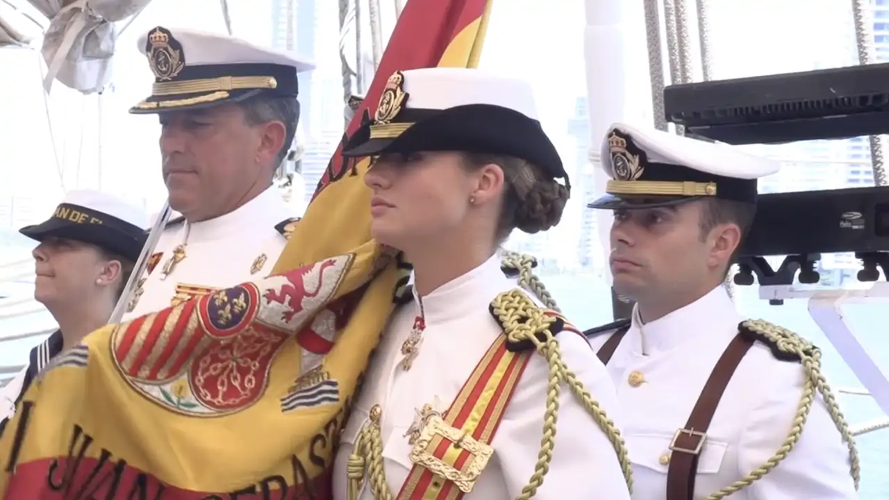Leonor, de lo más solemne y vestida de gala, ejerce un nuevo honor abordo del buque Juan Sebastián Elcano