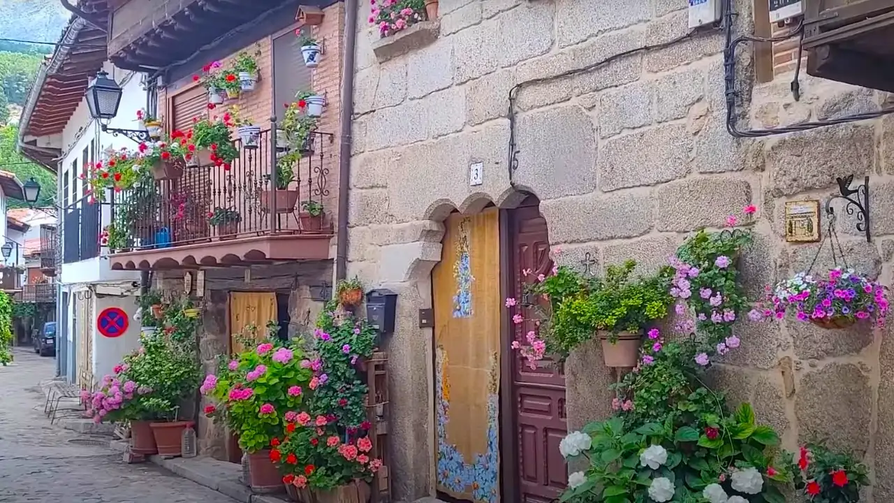 El precioso pueblo de Disney está en Ávila: a solo una hora y media de Madrid y perfecto para una escapada de verano 