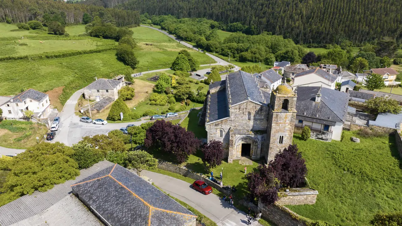 Es el pueblo con la iglesia más antigua de Galicia y tiene además una playa absolutamente espectacular