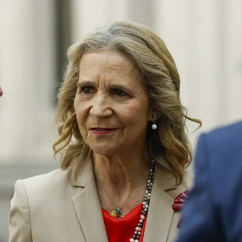 Saludo, reverencia y una inesperada charla: la intrahistoria del cara a cara entre la infanta Elena y el rey Felipe antes de un día clave